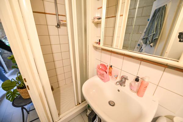 49000 ANGERS IMMEUBLE AVEC 3 STUDIOS LOUES / SECTEUR CHU