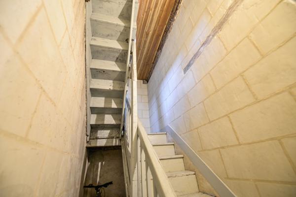 49000 ANGERS IMMEUBLE AVEC 3 STUDIOS LOUES / SECTEUR CHU