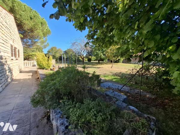 Plain pied de 108 m² hab avec 3 chambres et grand garage à LES GONDS sur 3484m² de terrain