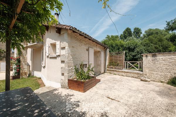Maison en pierre chargée d’histoire dans un cadre bucolique