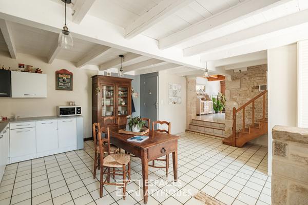 Maison en pierre chargée d’histoire dans un cadre bucolique