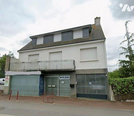Centre bourg, immeuble à usage de commerce et d'habitation comprenant au R.D.C. partie commerci...