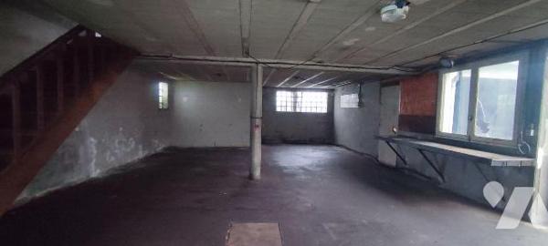 Centre bourg, immeuble à usage de commerce et d'habitation comprenant au R.D.C. partie commerci...