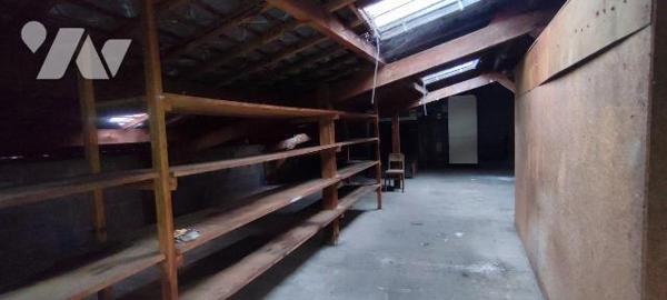 Centre bourg, immeuble à usage de commerce et d'habitation comprenant au R.D.C. partie commerci...