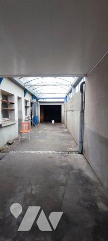 Centre bourg, immeuble à usage de commerce et d'habitation comprenant au R.D.C. partie commerci...