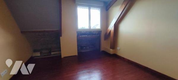 Centre bourg, immeuble à usage de commerce et d'habitation comprenant au R.D.C. partie commerci...