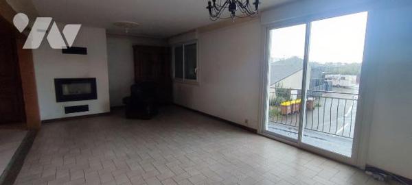 Centre bourg, immeuble à usage de commerce et d'habitation comprenant au R.D.C. partie commerci...