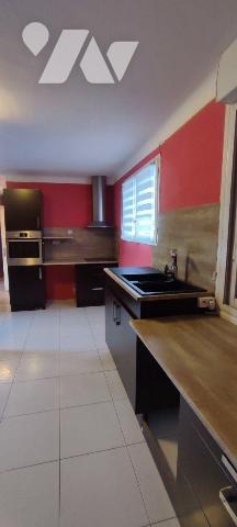 Centre bourg, immeuble à usage de commerce et d'habitation comprenant au R.D.C. partie commerci...