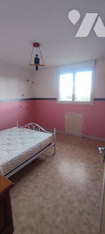 Centre bourg, immeuble à usage de commerce et d'habitation comprenant au R.D.C. partie commerci...