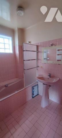 Centre bourg, immeuble à usage de commerce et d'habitation comprenant au R.D.C. partie commerci...