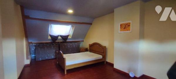 Centre bourg, immeuble à usage de commerce et d'habitation comprenant au R.D.C. partie commerci...