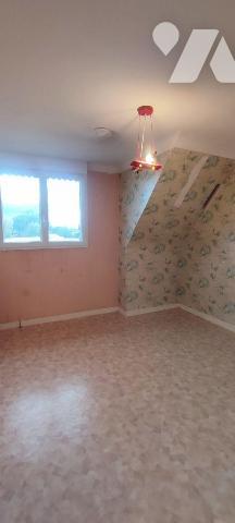 Centre bourg, immeuble à usage de commerce et d'habitation comprenant au R.D.C. partie commerci...