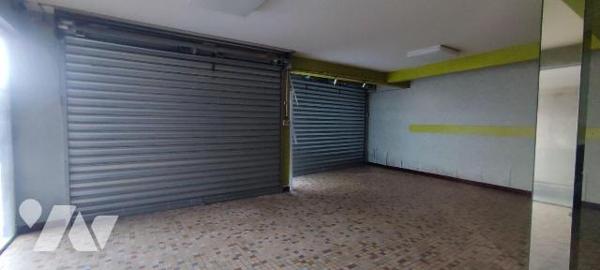 Centre bourg, immeuble à usage de commerce et d'habitation comprenant au R.D.C. partie commerci...