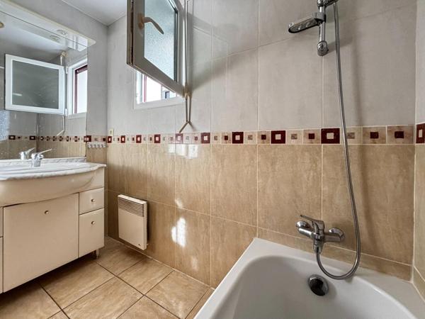 T3 centre ville avec 2 terrasses,1 garage + 1 stationnement extérieur norme handicapé