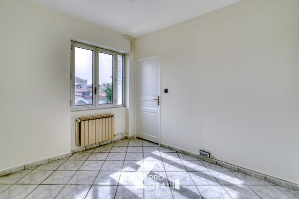 PRODEAL TRANSACTION BRON PROPOSE: DANS QUARTIER CALME ET RESIDENTIEL PROCHE PARC DU CHÊNE, MAISON DE 108 M2 CARRÉ AU SOL SUR TERRAIN PISCINABLE DE 600 M2 ARBORÉ ET PAYSAGER.