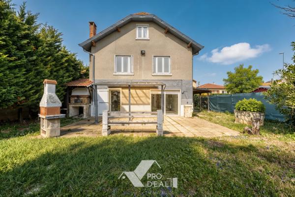 PRODEAL TRANSACTION BRON PROPOSE: DANS QUARTIER CALME ET RESIDENTIEL PROCHE PARC DU CHÊNE, MAISON DE 108 M2 CARRÉ AU SOL SUR TERRAIN PISCINABLE DE 600 M2 ARBORÉ ET PAYSAGER.