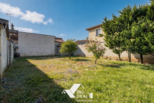 PRODEAL TRANSACTION BRON PROPOSE: DANS QUARTIER CALME ET RESIDENTIEL PROCHE PARC DU CHÊNE, MAISON DE 108 M2 CARRÉ AU SOL SUR TERRAIN PISCINABLE DE 600 M2 ARBORÉ ET PAYSAGER.
