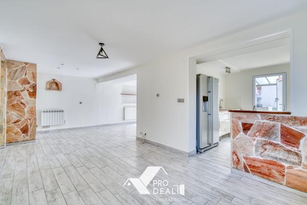 PRODEAL TRANSACTION BRON PROPOSE: DANS QUARTIER CALME ET RESIDENTIEL PROCHE PARC DU CHÊNE, MAISON DE 108 M2 CARRÉ AU SOL SUR TERRAIN PISCINABLE DE 600 M2 ARBORÉ ET PAYSAGER.
