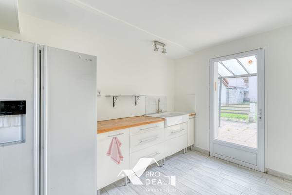 PRODEAL TRANSACTION BRON PROPOSE: DANS QUARTIER CALME ET RESIDENTIEL PROCHE PARC DU CHÊNE, MAISON DE 108 M2 CARRÉ AU SOL SUR TERRAIN PISCINABLE DE 600 M2 ARBORÉ ET PAYSAGER.