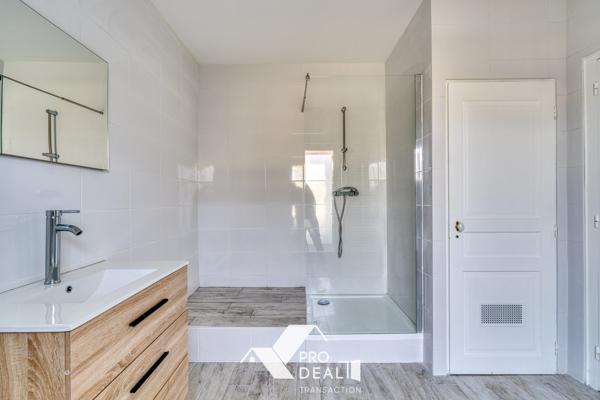PRODEAL TRANSACTION BRON PROPOSE: DANS QUARTIER CALME ET RESIDENTIEL PROCHE PARC DU CHÊNE, MAISON DE 108 M2 CARRÉ AU SOL SUR TERRAIN PISCINABLE DE 600 M2 ARBORÉ ET PAYSAGER.