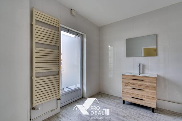 PRODEAL TRANSACTION BRON PROPOSE: DANS QUARTIER CALME ET RESIDENTIEL PROCHE PARC DU CHÊNE, MAISON DE 108 M2 CARRÉ AU SOL SUR TERRAIN PISCINABLE DE 600 M2 ARBORÉ ET PAYSAGER.