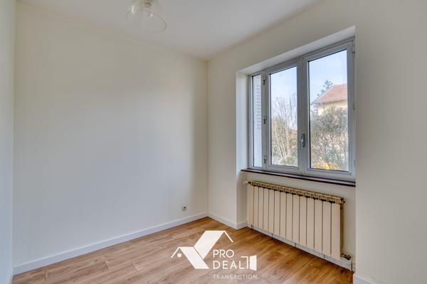 PRODEAL TRANSACTION BRON PROPOSE: DANS QUARTIER CALME ET RESIDENTIEL PROCHE PARC DU CHÊNE, MAISON DE 108 M2 CARRÉ AU SOL SUR TERRAIN PISCINABLE DE 600 M2 ARBORÉ ET PAYSAGER.