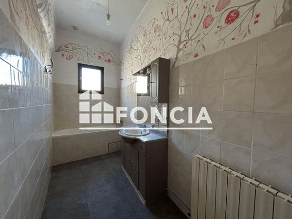 Location Maison 6 pièces 140 m² - PLACE DE L'HORLOGE Vallabrix 30700