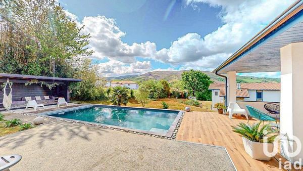 Maison 8 pièces de 229 m² à Urrugne (64122)