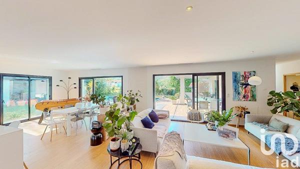 Maison 8 pièces de 229 m² à Urrugne (64122)