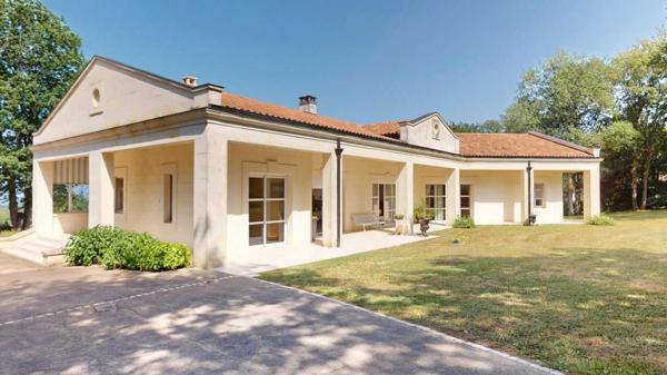 Maison contemporaine - Terrasson En Périgord Noir, sur les hauteurs de Terrasson-la-Villedieu, importante maison contemporaine de très belle facture construite par un architecte avec accessibilité PMR, située au calme, sur un beau terrain paysagé d'environ 2500 m².