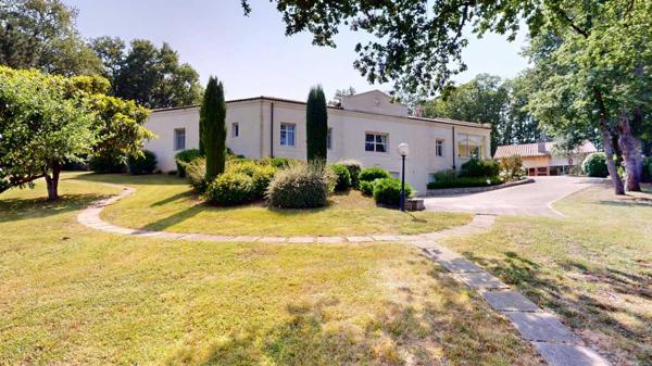 Maison contemporaine - Terrasson En Périgord Noir, sur les hauteurs de Terrasson-la-Villedieu, importante maison contemporaine de très belle facture construite par un architecte avec accessibilité PMR, située au calme, sur un beau terrain paysagé d'environ 2500 m².