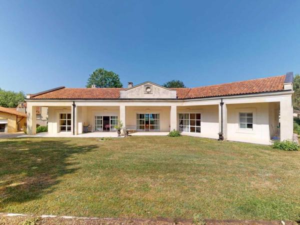 Maison contemporaine - Terrasson En Périgord Noir, sur les hauteurs de Terrasson-la-Villedieu, importante maison contemporaine de très belle facture construite par un architecte avec accessibilité PMR, située au calme, sur un beau terrain paysagé d'environ 2500 m².
