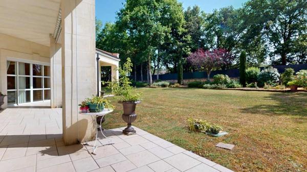 Maison contemporaine - Terrasson En Périgord Noir, sur les hauteurs de Terrasson-la-Villedieu, importante maison contemporaine de très belle facture construite par un architecte avec accessibilité PMR, située au calme, sur un beau terrain paysagé d'environ 2500 m².