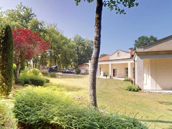 Maison contemporaine - Terrasson En Périgord Noir, sur les hauteurs de Terrasson-la-Villedieu, importante maison contemporaine de très belle facture construite par un architecte avec accessibilité PMR, située au calme, sur un beau terrain paysagé d'environ 2500 m².