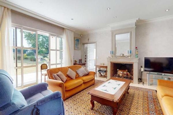 Maison contemporaine - Terrasson En Périgord Noir, sur les hauteurs de Terrasson-la-Villedieu, importante maison contemporaine de très belle facture construite par un architecte avec accessibilité PMR, située au calme, sur un beau terrain paysagé d'environ 2500 m².