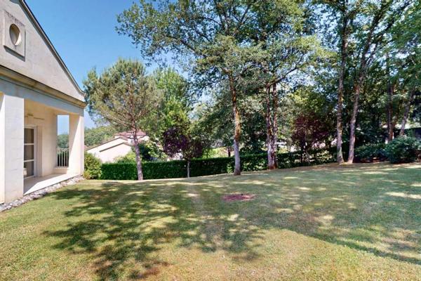 Maison contemporaine - Terrasson En Périgord Noir, sur les hauteurs de Terrasson-la-Villedieu, importante maison contemporaine de très belle facture construite par un architecte avec accessibilité PMR, située au calme, sur un beau terrain paysagé d'environ 2500 m².