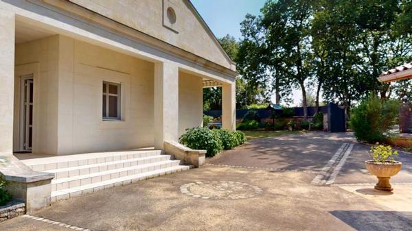 Maison contemporaine - Terrasson En Périgord Noir, sur les hauteurs de Terrasson-la-Villedieu, importante maison contemporaine de très belle facture construite par un architecte avec accessibilité PMR, située au calme, sur un beau terrain paysagé d'environ 2500 m².