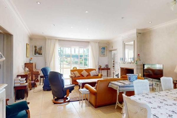 Maison contemporaine - Terrasson En Périgord Noir, sur les hauteurs de Terrasson-la-Villedieu, importante maison contemporaine de très belle facture construite par un architecte avec accessibilité PMR, située au calme, sur un beau terrain paysagé d'environ 2500 m².