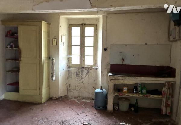 CORPS DE FERME EN RUINE AVEC TERRAIN A MOUSTIERS-SAINTE-MARIE