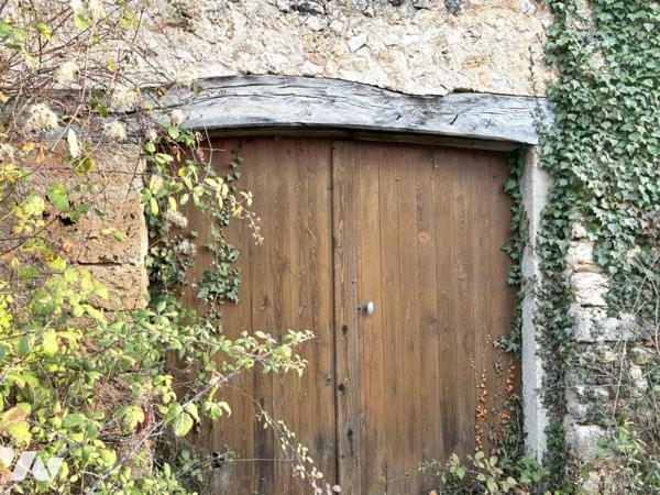 CORPS DE FERME EN RUINE AVEC TERRAIN A MOUSTIERS-SAINTE-MARIE