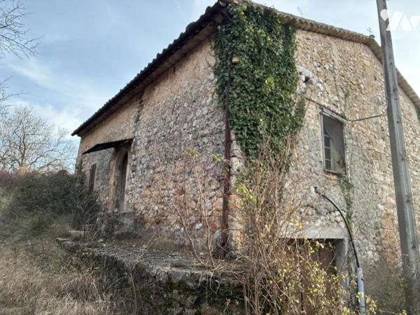 CORPS DE FERME EN RUINE AVEC TERRAIN A MOUSTIERS-SAINTE-MARIE