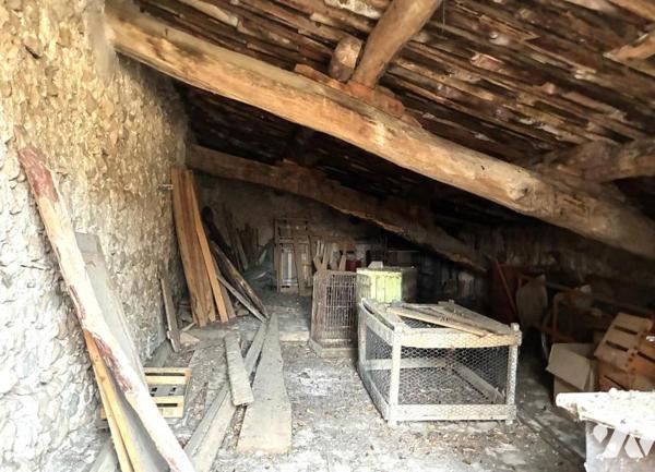 CORPS DE FERME EN RUINE AVEC TERRAIN A MOUSTIERS-SAINTE-MARIE