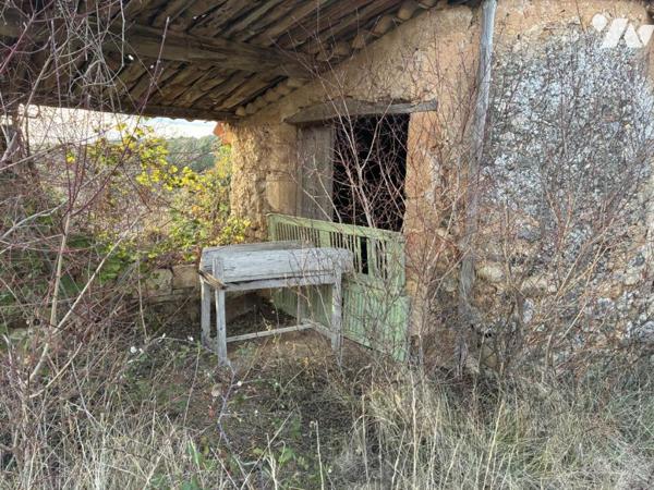 CORPS DE FERME EN RUINE AVEC TERRAIN A MOUSTIERS-SAINTE-MARIE