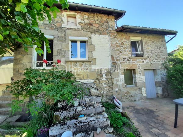 Sur la commune de Saint Martin de Jussac 87200, à 7 minutes de Saint Junien.
Maison en pierre rénovée de 70 m² sur 2 niveaux construite vers 1927 sur un terrain attenant de 445 m².
La maison comprend à l'étage, un salon/salle à manger de 24 m², une cuisine aménagée, équipée, un bureau, une salle d'eau avec toilettes séparés de 10 m².
Au deuxième étage, une chambre mansardée.
Au sous-sol, une cave semi-enterrée.
Au RDC, la buanderie et une terrasse devant la maison.
Un terrain attenant, clos, plat et arboré de 445 m².
Côté technique, Assainissement individuel aux normes par une micro station installée en 2023, huisseries double vitrage PVC, poêle à bois récent dans le salon, radiateurs électriques récents, sèche serviette dans la salle d'eau et présence d'un ancien four à pain.