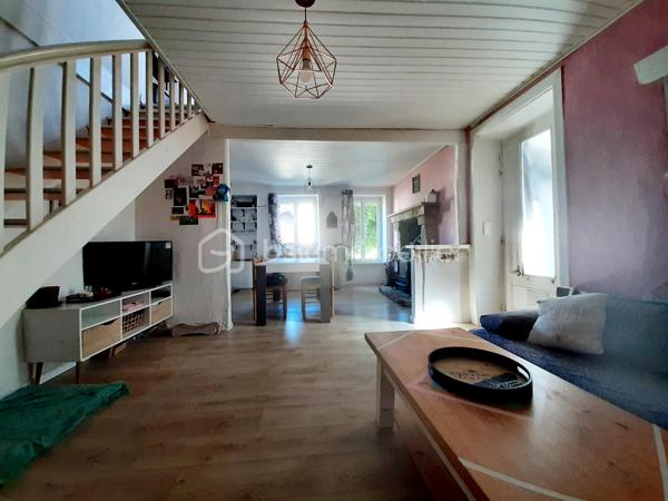 Sur la commune de Saint Martin de Jussac 87200, à 7 minutes de Saint Junien.
Maison en pierre rénovée de 70 m² sur 2 niveaux construite vers 1927 sur un terrain attenant de 445 m².
La maison comprend à l'étage, un salon/salle à manger de 24 m², une cuisine aménagée, équipée, un bureau, une salle d'eau avec toilettes séparés de 10 m².
Au deuxième étage, une chambre mansardée.
Au sous-sol, une cave semi-enterrée.
Au RDC, la buanderie et une terrasse devant la maison.
Un terrain attenant, clos, plat et arboré de 445 m².
Côté technique, Assainissement individuel aux normes par une micro station installée en 2023, huisseries double vitrage PVC, poêle à bois récent dans le salon, radiateurs électriques récents, sèche serviette dans la salle d'eau et présence d'un ancien four à pain.
