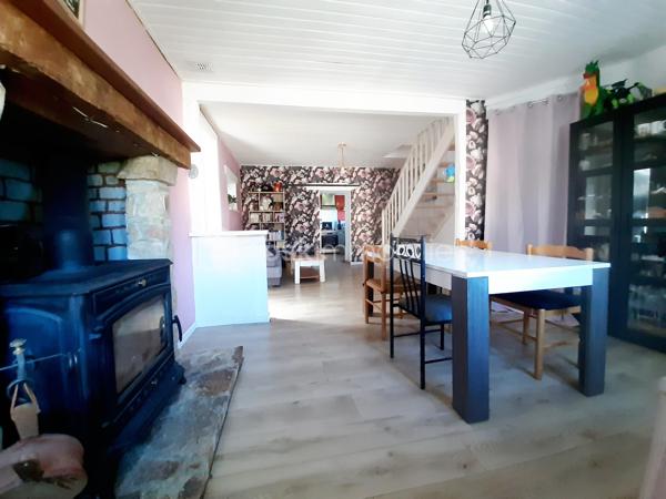 Sur la commune de Saint Martin de Jussac 87200, à 7 minutes de Saint Junien.
Maison en pierre rénovée de 70 m² sur 2 niveaux construite vers 1927 sur un terrain attenant de 445 m².
La maison comprend à l'étage, un salon/salle à manger de 24 m², une cuisine aménagée, équipée, un bureau, une salle d'eau avec toilettes séparés de 10 m².
Au deuxième étage, une chambre mansardée.
Au sous-sol, une cave semi-enterrée.
Au RDC, la buanderie et une terrasse devant la maison.
Un terrain attenant, clos, plat et arboré de 445 m².
Côté technique, Assainissement individuel aux normes par une micro station installée en 2023, huisseries double vitrage PVC, poêle à bois récent dans le salon, radiateurs électriques récents, sèche serviette dans la salle d'eau et présence d'un ancien four à pain.