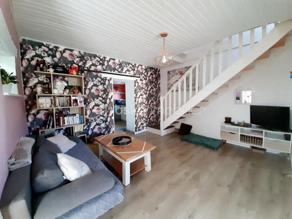 Sur la commune de Saint Martin de Jussac 87200, à 7 minutes de Saint Junien.
Maison en pierre rénovée de 70 m² sur 2 niveaux construite vers 1927 sur un terrain attenant de 445 m².
La maison comprend à l'étage, un salon/salle à manger de 24 m², une cuisine aménagée, équipée, un bureau, une salle d'eau avec toilettes séparés de 10 m².
Au deuxième étage, une chambre mansardée.
Au sous-sol, une cave semi-enterrée.
Au RDC, la buanderie et une terrasse devant la maison.
Un terrain attenant, clos, plat et arboré de 445 m².
Côté technique, Assainissement individuel aux normes par une micro station installée en 2023, huisseries double vitrage PVC, poêle à bois récent dans le salon, radiateurs électriques récents, sèche serviette dans la salle d'eau et présence d'un ancien four à pain.