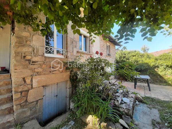 Sur la commune de Saint Martin de Jussac 87200, à 7 minutes de Saint Junien.
Maison en pierre rénovée de 70 m² sur 2 niveaux construite vers 1927 sur un terrain attenant de 445 m².
La maison comprend à l'étage, un salon/salle à manger de 24 m², une cuisine aménagée, équipée, un bureau, une salle d'eau avec toilettes séparés de 10 m².
Au deuxième étage, une chambre mansardée.
Au sous-sol, une cave semi-enterrée.
Au RDC, la buanderie et une terrasse devant la maison.
Un terrain attenant, clos, plat et arboré de 445 m².
Côté technique, Assainissement individuel aux normes par une micro station installée en 2023, huisseries double vitrage PVC, poêle à bois récent dans le salon, radiateurs électriques récents, sèche serviette dans la salle d'eau et présence d'un ancien four à pain.