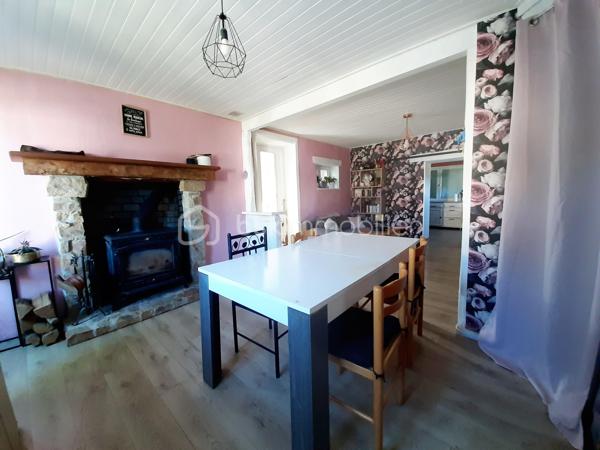Sur la commune de Saint Martin de Jussac 87200, à 7 minutes de Saint Junien.
Maison en pierre rénovée de 70 m² sur 2 niveaux construite vers 1927 sur un terrain attenant de 445 m².
La maison comprend à l'étage, un salon/salle à manger de 24 m², une cuisine aménagée, équipée, un bureau, une salle d'eau avec toilettes séparés de 10 m².
Au deuxième étage, une chambre mansardée.
Au sous-sol, une cave semi-enterrée.
Au RDC, la buanderie et une terrasse devant la maison.
Un terrain attenant, clos, plat et arboré de 445 m².
Côté technique, Assainissement individuel aux normes par une micro station installée en 2023, huisseries double vitrage PVC, poêle à bois récent dans le salon, radiateurs électriques récents, sèche serviette dans la salle d'eau et présence d'un ancien four à pain.