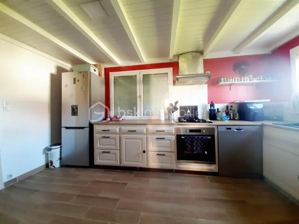 Sur la commune de Saint Martin de Jussac 87200, à 7 minutes de Saint Junien.
Maison en pierre rénovée de 70 m² sur 2 niveaux construite vers 1927 sur un terrain attenant de 445 m².
La maison comprend à l'étage, un salon/salle à manger de 24 m², une cuisine aménagée, équipée, un bureau, une salle d'eau avec toilettes séparés de 10 m².
Au deuxième étage, une chambre mansardée.
Au sous-sol, une cave semi-enterrée.
Au RDC, la buanderie et une terrasse devant la maison.
Un terrain attenant, clos, plat et arboré de 445 m².
Côté technique, Assainissement individuel aux normes par une micro station installée en 2023, huisseries double vitrage PVC, poêle à bois récent dans le salon, radiateurs électriques récents, sèche serviette dans la salle d'eau et présence d'un ancien four à pain.